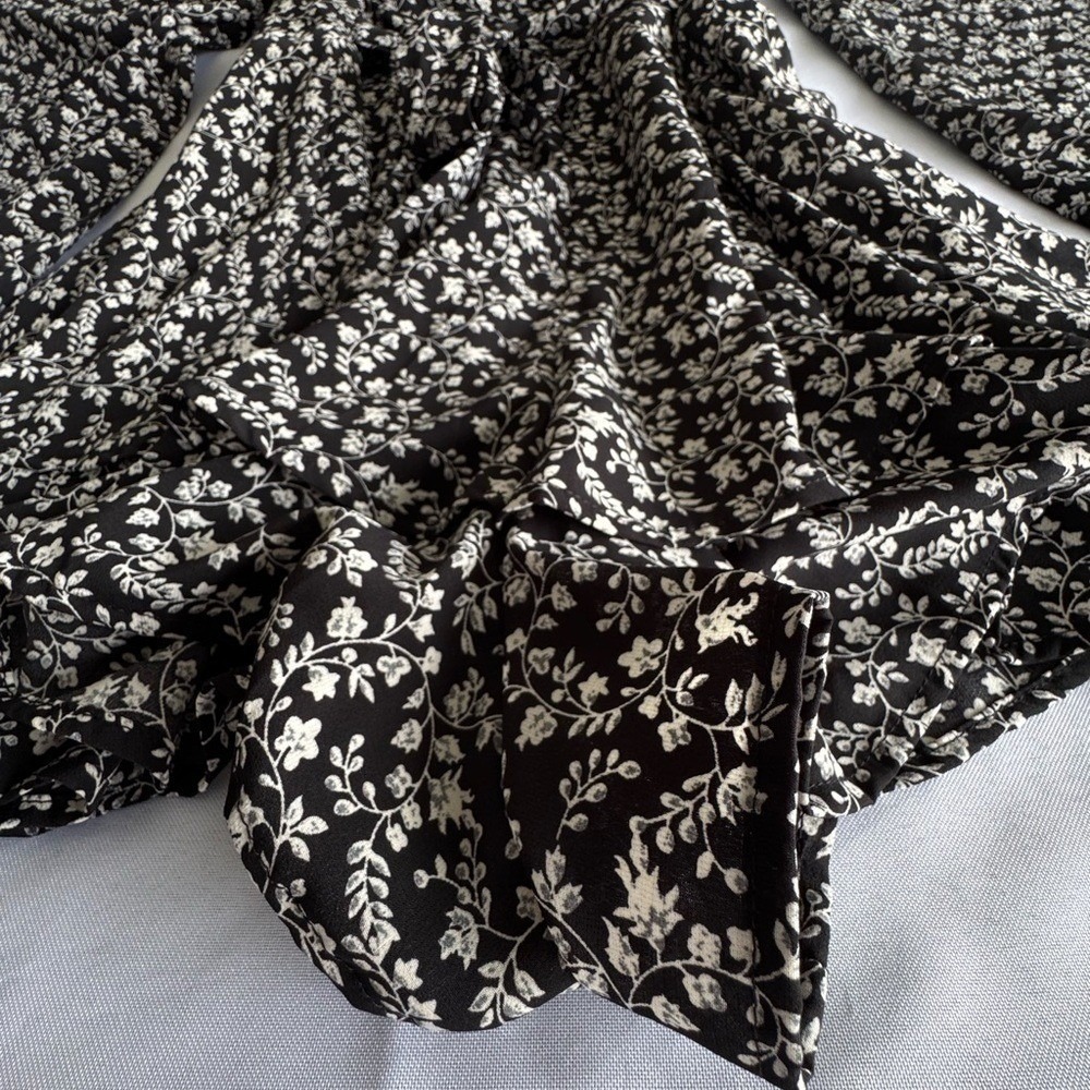 She + Sky Monochrome Floral Romper‎ Size Large - Picture 4 of 7